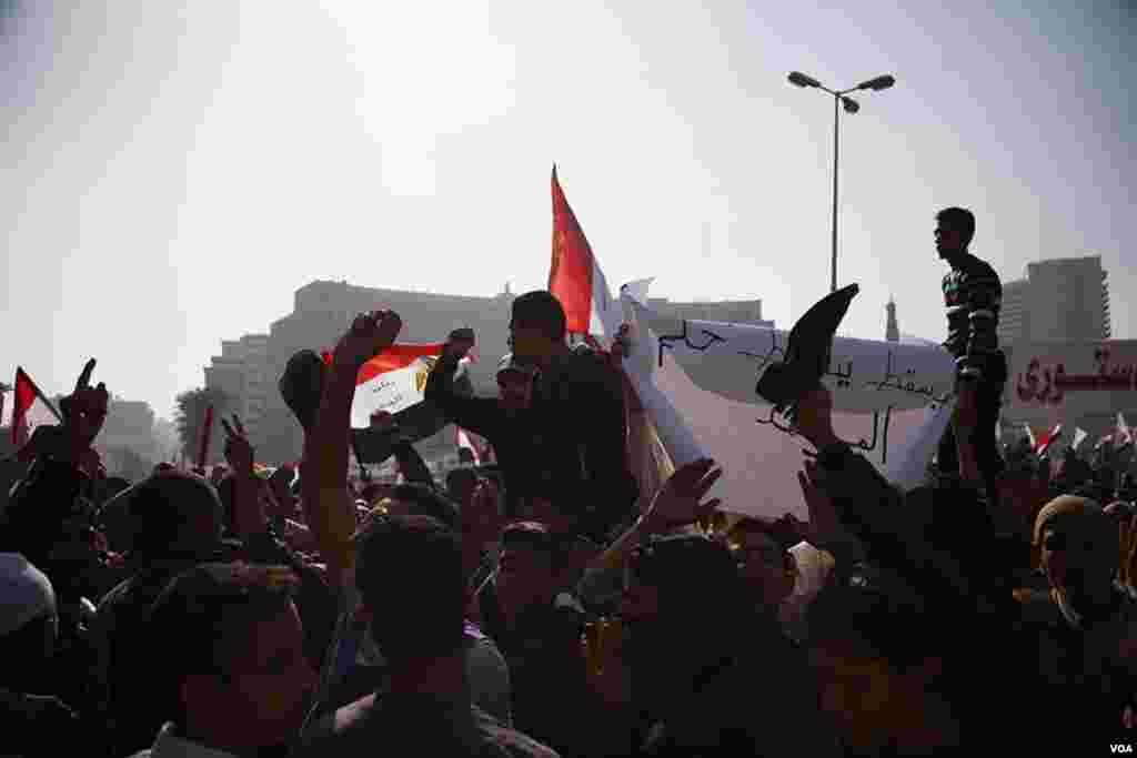 Protesters chant slogans against the Muslim Brotherhood, whose political wing launched Mohamed Morsi to the presidency, November 30, 2012. (Y. Weeks/VOA)