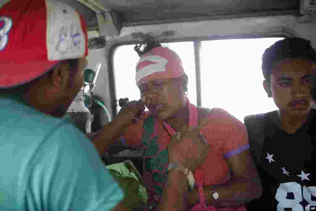 Seorang perempuan Nepal yang terluka menangis ketika dibawa ke rumah sakit setelah gempa bumi kuat kembali melanda Kathmandu kurang dari tiga minggu, 12 Mei 2015.