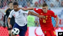 L'Anglais Ruben Loftus-Cheek, à gauche, et le Belge Thorgan Hazard lors du match entre l'Angleterre et la Belgique à la Coupe du Monde 2018 à Kaliningrad en Russie le 28 juin 2018.