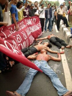 Para aktivis mahasiswa melakukan demonstrasi menuntut keadilan terhadap Tragedi Semanggi I & II dalam aksi di Jakarta (foto: dok).