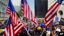 Manifestantes com bandeiras americanas