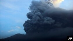 Gunung Agung di Bali terus menyemburkan kepulan abu dan asap (26/11). 