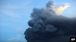 Gunung Bali meletus di Bali.
