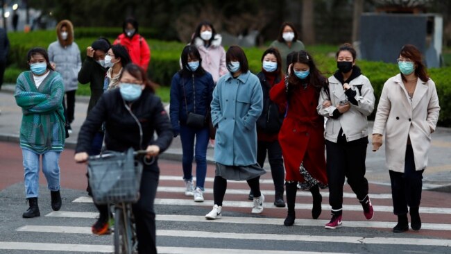 北京开始复工后,上班高峰期间的街头行人。(2020年3月26日)
