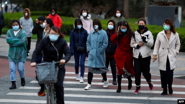 北京開始復工後，上班高峰期間的街頭行人。 (2020年3月26日)