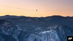 کیلی فورنیا کے یوسیمائی نیشنل پارک میں ڈینئیل مونٹی روبیو رسے پر دو پہاڑی چوٹیوں کے درمیان 1600 فٹ کا فاصلہ طے کر رہا ہے۔ 