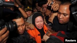 Gubernur Banten Ratu Atut Chosiyah (tengah), memakai rompi oranye KPK, saat ditangkap KPK di Jakarta, 10 Desember 2013. 