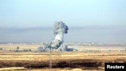 Ảnh tư liệu - Khói bốc lên sau các cuộc không kích của liên quân do Mỹ dẫn đầu chống lại các chiến binh Nhà nước Hồi giáo ở một ngôi làng phía đông Mosul, Iraq, ngày 29 tháng 5 năm 2016.
