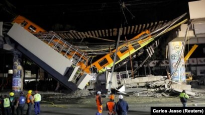 Des enquêteurs sur les lieux où un viaduc pour le métro s'est effondré, causant un accident mortel à la station Olivos à Mexico, au Mexique, le 4 mai 2021.