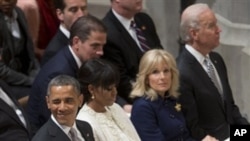 Predsednik Obama, prva dama Mišel Obama, potpredsednik Džo Bajden i njegova supruga Džil na predsedničkoj inauguralnoj molitvenoj službi u vašingtonskoj katedrali.