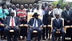 Président Salva Kiir du Soudan du Sud, au centre, échange un sourire son premier vice-président Riek Machar, à gauche, et son vice-président James Wani Igga, à droite, après la première réunion du nouveau gouvernement de transition d'unité nationale, à Juba, 29 avril 2016. (J. Patinkin / VOA)