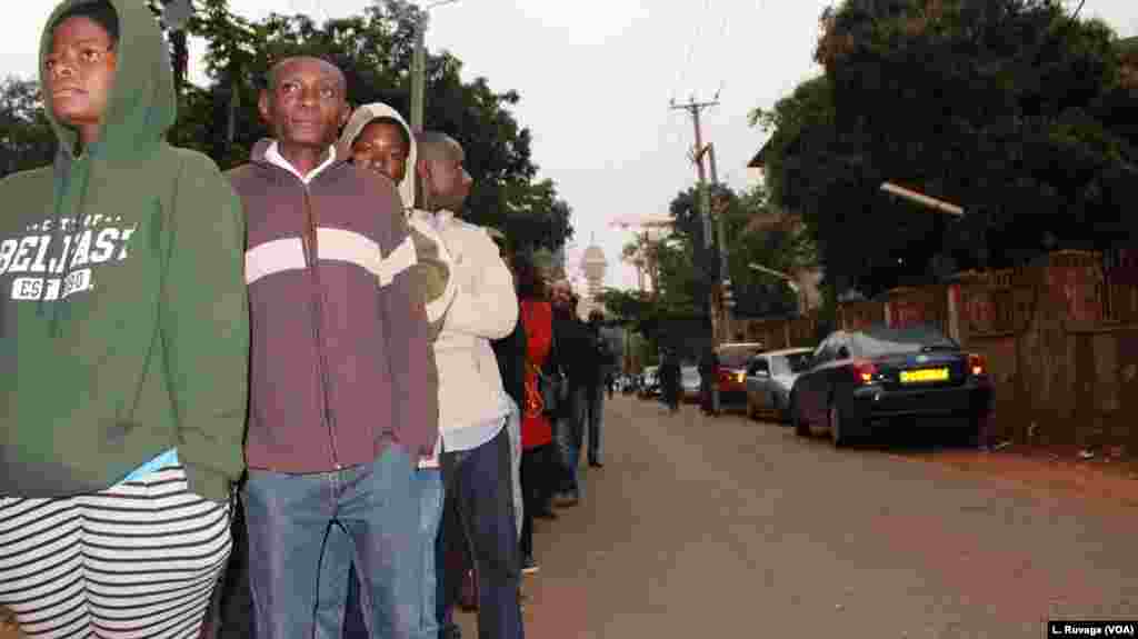 Kenyan voters are seen queuing to cast their ballots at 6 a.m. in Westlands, Nairobi, Kenya. (L. Ruvaga/VOA)