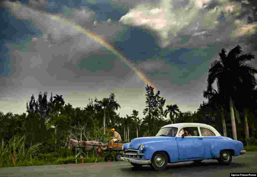 Havanada səmada göy qurşağı altında köhnə Amerika avtomobili