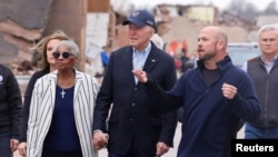 Президент Джо Байден посетил город Мэйфилд, наиболее сильно пострадавший от стихии, 15 декабря 2021 года
