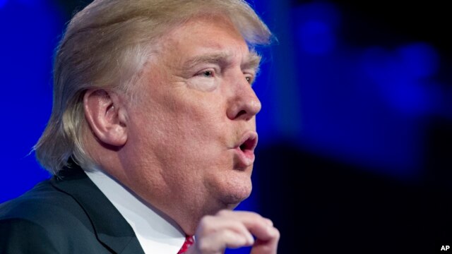 En medio de un acto de campaña en Las Vegas, Nevada, Trump mostró a la mujer como ejemplo del respaldo de los hispanos a su candidatura.
