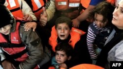 지난 10월 터키에서 에게 해를 건너 그리스 레스보스 섬에 도착한 시리아 쿠르드족 난민 보트가 물에 가라앉자 그리스 어부들이 난민들을 구출하고 있다. 