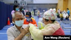 台灣新北市一名市民接受注射疫苗。