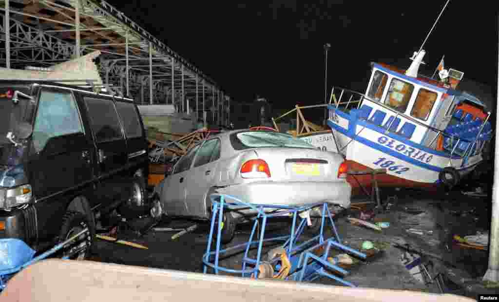 Mobil dan kapal yang tersapu gelombang tsunami di Chile.