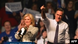 Mitt Romney (L) and his wife Ann Romney (R) at a rally in Manchester, New Hampshire, Nov. 5, 2012.