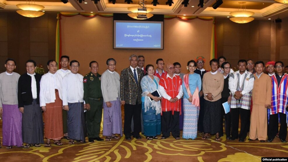 ၂၀၁၆ ၾသဂုတ္လတုန္းက ေဒၚေအာင္ဆန္းစုၾကည္နဲ႔ အပစ္ရပ္စာခ်ဳပ္လက္မွတ္ေရးထိုးထားတဲ့ တုိင္းရင္းသားလက္နက္ကိုင္အဖဲြ႔ ေတြ ေတြ႔ဆံုေဆြးေႏြး (Myanmar State Counsellor Office)