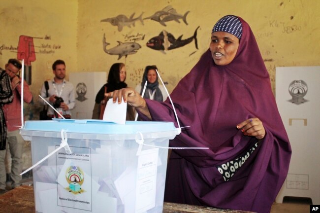 A woman casts her vote in the presidential election in Hargeisa, in the semi-autonomous region of Somaliland, Nov. 13, 2017.