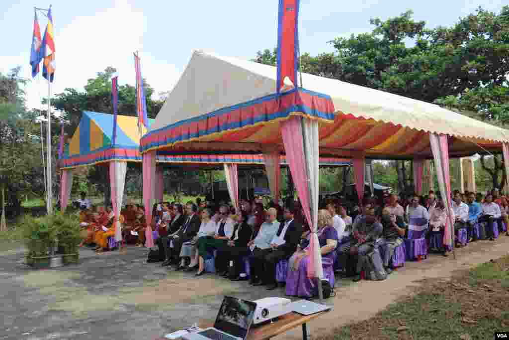 អ្នក​សារ​ព័ត៌មាន​ ​សង្គម​ស៊ីវិល​ ព្រះ​សង្ឃ និស្សិត​ និង​គណៈ​​ប្រតិភូ​របស់​ស្ថាន​ទូត​បាន​ចូល​រួម​ក្នុង​ពិធី​បើក​​សម្ពោធ​ &laquo;ពិព័រណ៍​សនិ្តភាព​កម្ពុជា&zwj;&raquo; ​នៅ​ឃុំ​អូរ​ដំបង ស្រុក​សង្កែ ខេត្តបាត់​ដំបង​ ​កាល​ពេល​ព្រឹក​ថ្ងៃ​អង្គារ ទី២៣ ​ខែតុលា​ ឆ្នាំ​២០១៨។​ (ហោ​ ស៊ិញហ៊ួរ/VOA)