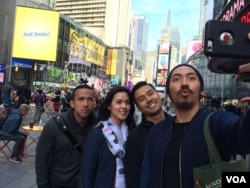 Kru film 'Terjebak Nostalgia' (dari kiri ke kanan: Maruli Tampubolon, Raisa Andriana, Chiccho Jerikho, Kaiva Iskak) di sela-sela syuting di Times Square, New York. (VOA/Vena Dilianasari)