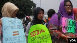 Suasana peringatan hari kekerasan terhadap perempuan sedunia di depan Istana Merdeka Jakarta, 25 November 2013 (VOA/Andylala).