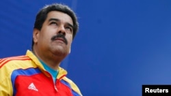 Presiden Venezuela Nicolas Maduro melihat ke luar Istana Miraflores di Karakas (15/3). (Reuters/Jorge Silva)