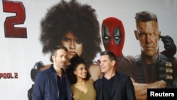 Para pemeran Deadpool 2 (dari kiri ke kanan), Ryan Reynolds, Zazie Beetz dan Josh Brolin berpose untuk sesi foto menjelas penayangan perdana di Berlin, 11 Mei 2018.