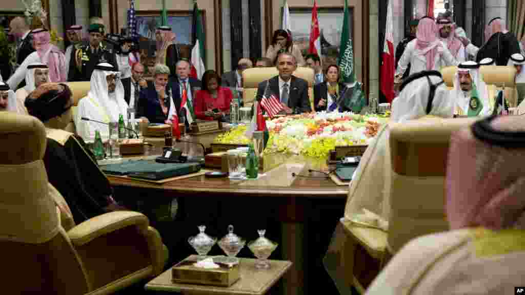 Le vice-Premier ministre Fahd bin Mahmoud al-Said d'Oman, le roi Salman, le président Barack Obama, et les autres invités au Palais Diriyah lors du Sommet du Conseil de coopération à Riyad, en Arabie Saoudite, 21 avril 2016.