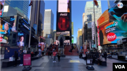 Pemandangan Times Square di New York dengan segelintir orang di tengah ancaman virus corona. (Foto: VOA/Ronen Suarc)