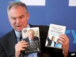 美国民主党副总统候选人，代表维吉尼亚州的参议员蒂姆· 凯恩拿着两本书，显示双方竞选之不同（2016年9月15日）