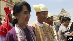 အတိုက္အခံေခါင္းေဆာင္ ေဒၚေအာင္ဆန္းစုၾကည္ ေအာက္လႊတ္ေတာ္ ပံုမွအစည္းအေဝးအၿပီး ထြက္ခြာလာစဥ္။ (ေမလ ၂ ရက္၊ ၂၀၁၂။)