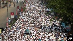Bangladeshi activists of various Islamic political groups and other Muslims stage a rally after Friday prayers in Dhaka, March 25, 2016, to denounce a court petition seeking to remove Islam as state religion. 
