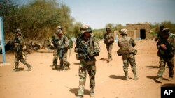 Abasirikare b'Abafaransa bagenzura akarere kari hafi ya Gao, muburaruko bwa Mali.