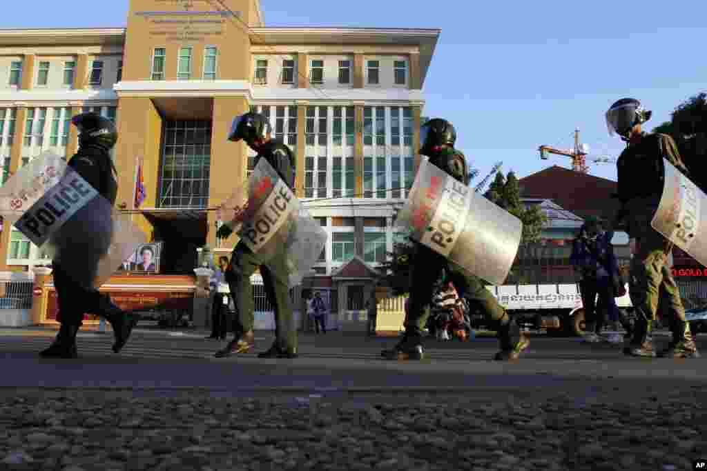 Cambodian riot police officers prepare for guard duty in front of Phnom Penh Municipality Court, in Phnom Penh, Cambodia, May 30, 2014.