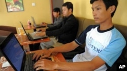 Cambodian men are using internet at a coffee shop in Phnom Penh, file photo. 