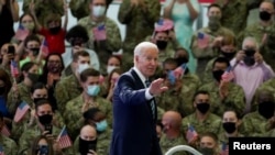 Президент США Джо Байден выступает перед американскими военнослужащими на военной базе в Милденхолле, Великобритания, 9 июня 2021 г. 