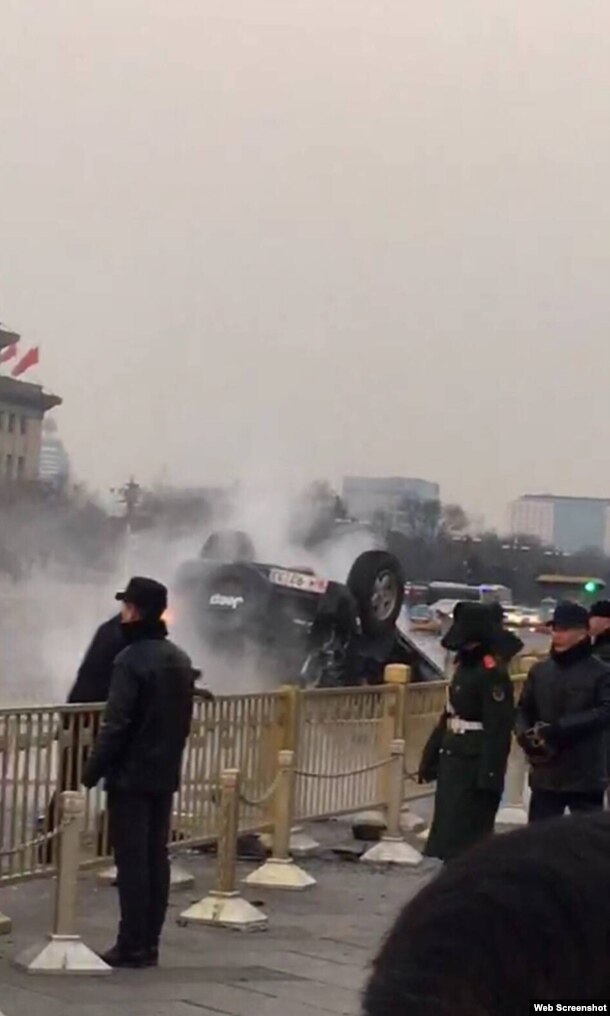 北京天安門金水橋前發生翻車（網絡圖片）