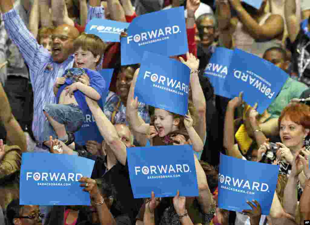 Supporters participate in a wave as they wait for President Barack Obama and his wife, Michelle, during a campaign rally at Virginia Commonwealth University in Richmond, Virginia, May 5, 2012. (AP)