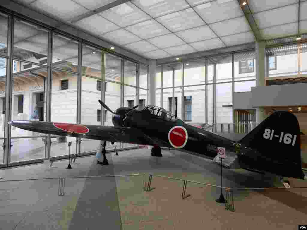 東京靖國神社遊就館展出的戰鬥機。（美國之音湯惠芸攝）