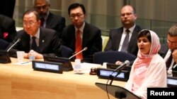 12일 미국 뉴욕에서 열린 유엔 총회에서 연설하는 말랄라 유사프자이. 파키스탄에서 소녀들의 교육 권리를 주장하다 탈레반의 총격을 받았지만 기적적으로 회복했다.