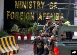 Soldados pakistaníes vigilan frente al Ministerio de Relaciones Exteriores durante una visita del secretario de Estado de EE.UU., Mike Pompeo, en Islamabad, Pakistán, el miércoles, 5 de septiembre de 2018.