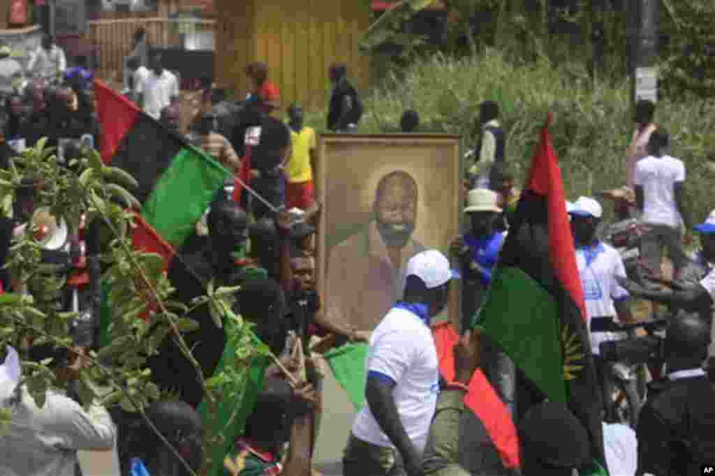 Wani gungun jama’a suna tunawa da rayuwar shugaban kungiyar Biafra Dim Chukwuemeka Ojukwu suna jerin gwano a kan titin Nnewi, Najeriya ranar Larabar 29 ga Fabrairu, 2012. Ana shirin jana’izar shugaban yakin basasan Biafran ranar jumma’a a birnin da ya