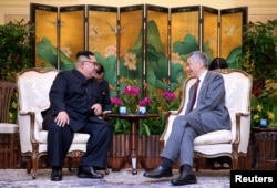 朝鲜领导人金正恩与新加坡总理李显龙在新加坡总统府会面（2018年6月10日））