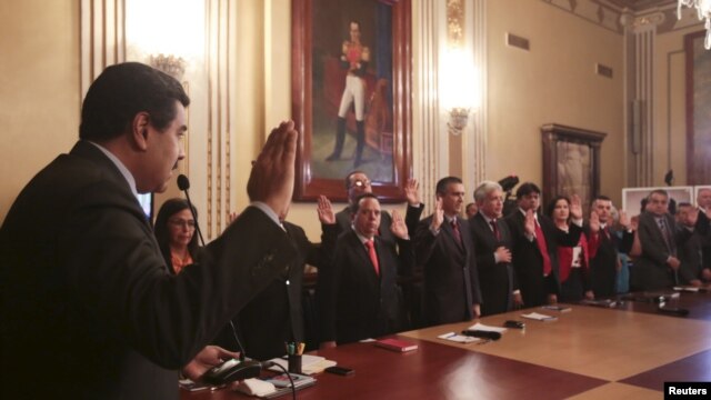 El presidente Nicolás Maduro dijo que con el nuevo gabinete busca enfrentar la grave crisis económica que atraviesa Venezuela. El nuevo gabinete juramentó un día después que se instaló la nueva Asamblea Legislativa con mayoría opositora, con 112 de 167 escaños.