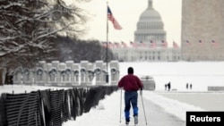 Seorang pria bermain ski ke arah Gedung Capitol pada hari ke-24 penutupan kegiatan pemerintah AS di Washington D.C.,14 Januari 2019. (Foto: Reuters)