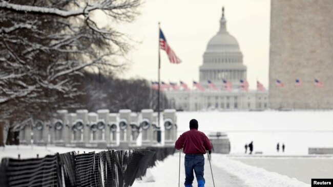 一位滑雪者向国会山滑行，联邦政府部分关闭进入第24天 （2019年1月14日）
