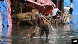 El paso del tifón Nock-Ten dejó fuertes inundaciones en Quezon city, al norte de Manila, la capital de Filipinas.